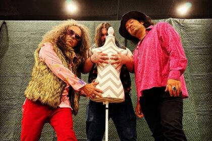 Trio americano Vasoline Tuner une punk com texturas de psych rock no novo videoclipe “Hot Tub”