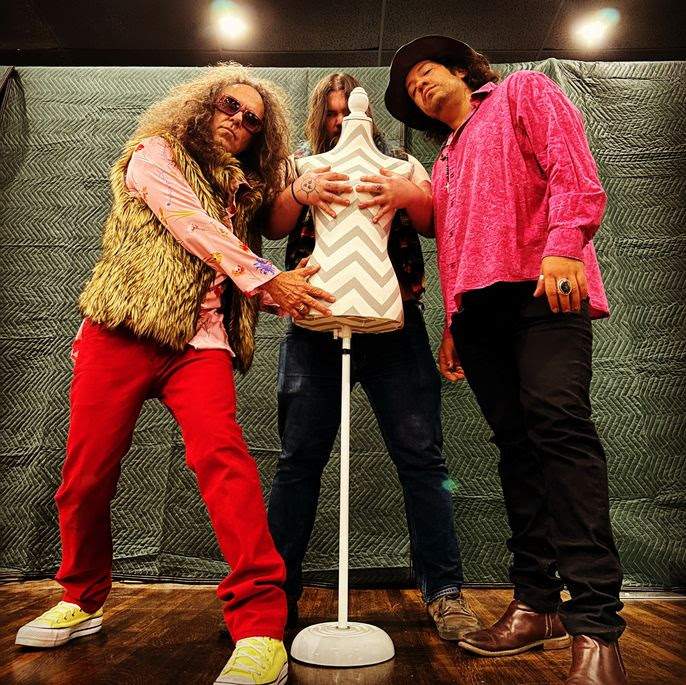 Trio americano Vasoline Tuner une punk com texturas de psych rock no novo videoclipe “Hot Tub”