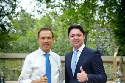 A rede de ensino Enjoy foi adquirida por Carlos Wizard, que terá Denis Sá, co-fundador, como seu sócio