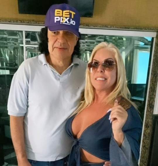 Noivo de Rosana Menezes, o ex-jogador Carlos Kaiser, adere às lentes dentárias