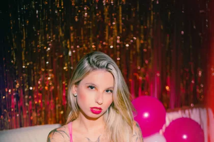 Baby Fire faz ensaio sensual em comemoração de 3 anos da Nast Agência