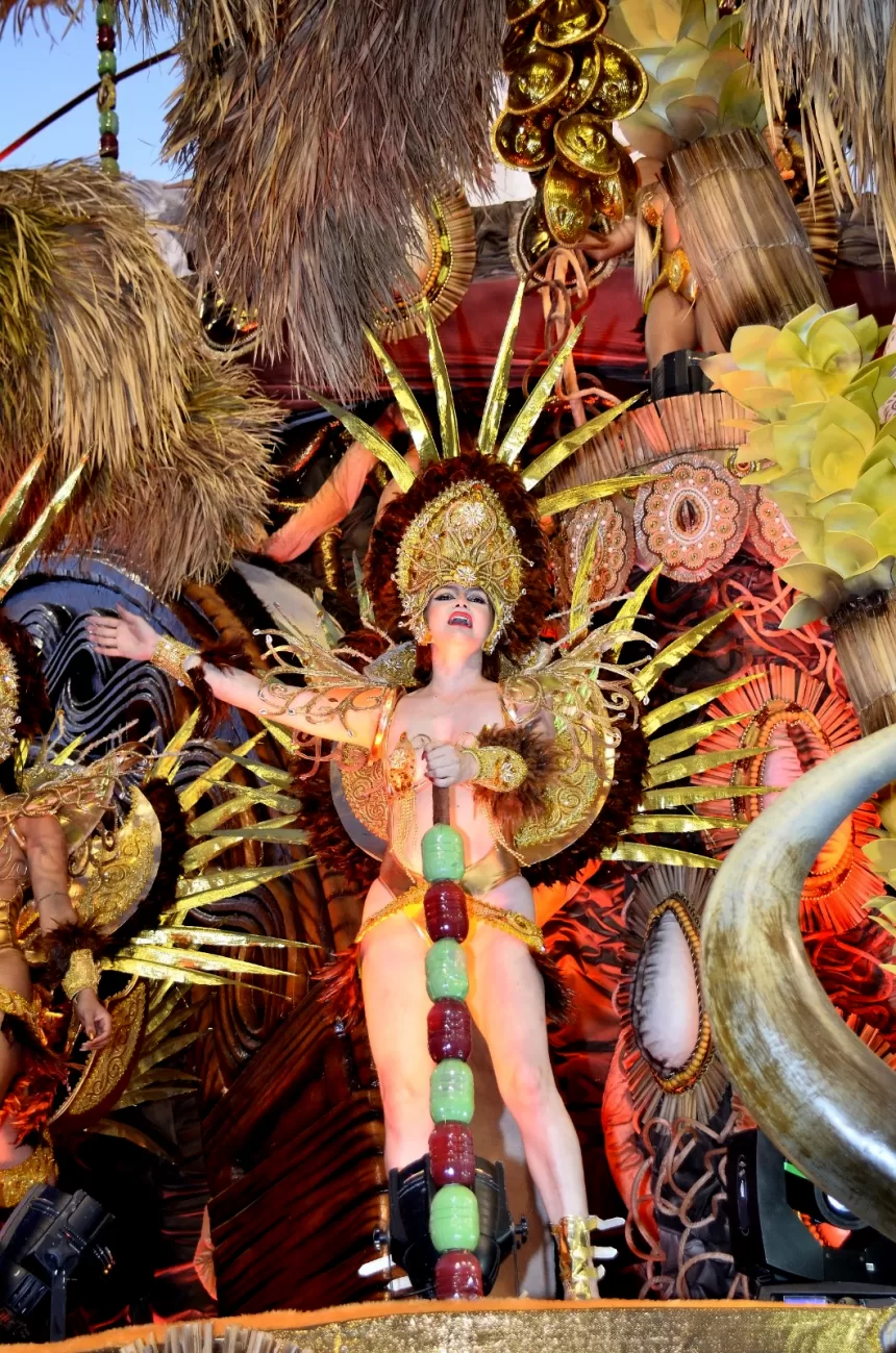 Reh Queen faz sua estreia no Carnaval pela Acadêmicos do Tucuruvi em São Paulo