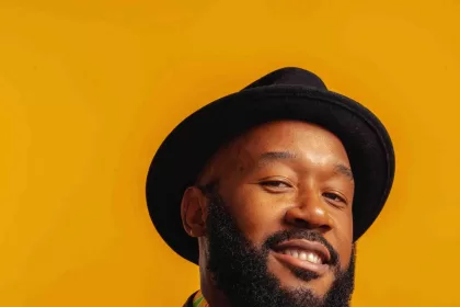 Vox Sambou reflete sobre paz e justiça em seu novo clipe “Raise Your Voice”