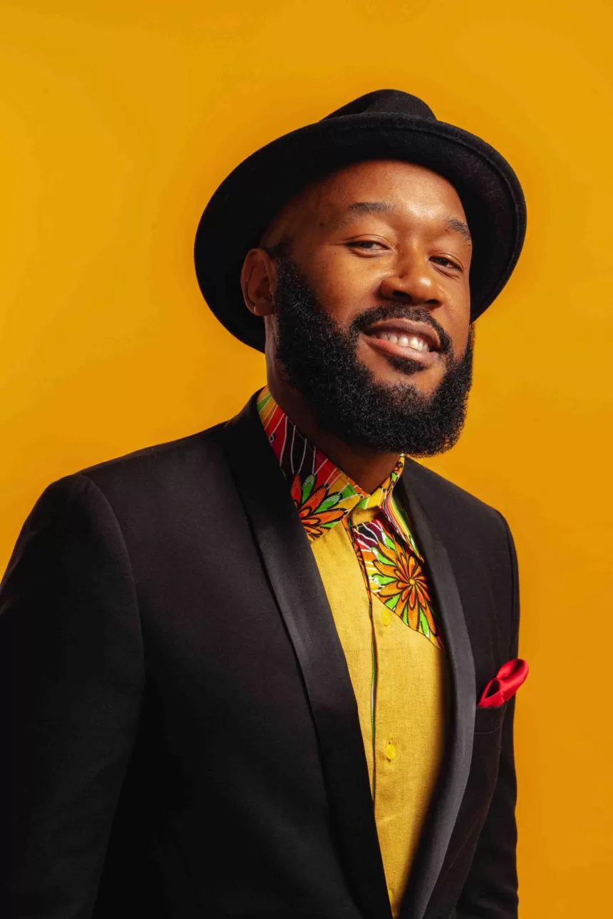 Vox Sambou reflete sobre paz e justiça em seu novo clipe “Raise Your Voice”