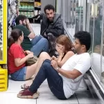 Filme acompanha os momentos desesperadores de um assalto em que pessoas com deficiências invisíveis são feitas reféns