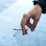 Aumento de impostos e de preço mínimo do cigarro desestimula consumo, mas pode incentivar contrabando, apontam especialistas