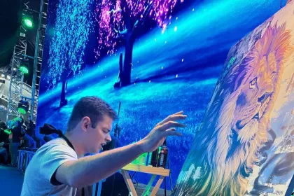Artista plástico Diego Mendonça participa da Expo Cristã com ‘live painting’ (pintura ao vivo) no stand da Universal Music Gospel