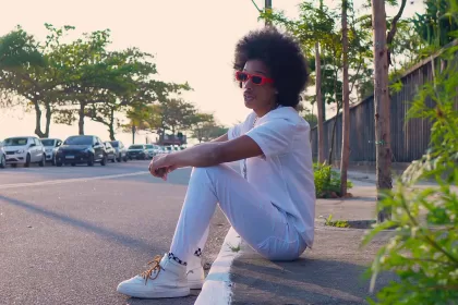 Rozan reflete sobre as reais conexões da vida em seu novo single “Conecte-Se”, feat com Muato