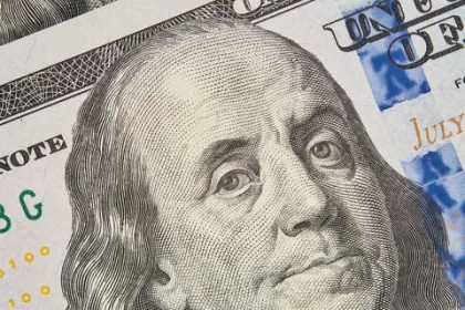 Dólar apresenta queda e fecha último pregão a R$ 5,45