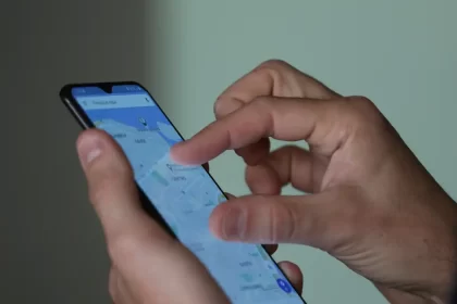 Uso de celulares por estudantes nas escolas: o que muda com aprovação da restrição?