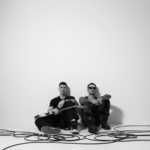 Duo musical 1+1 está de volta e lança “Últimos Românticos”