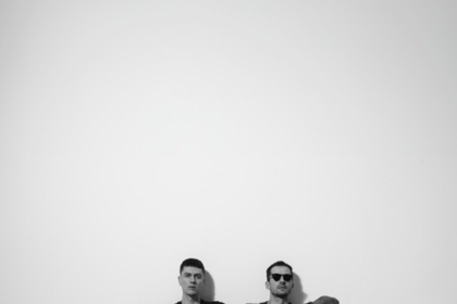 Duo musical 1+1 está de volta e lança “Últimos Românticos”