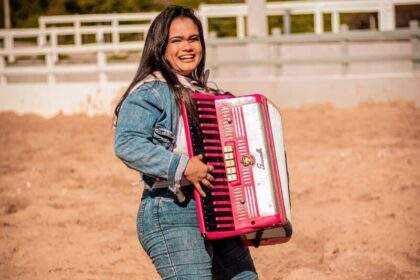 Karollzinha Sanfoneira lança ‘Encaixa Minha Senha’ e traz força feminina para a vaquejada