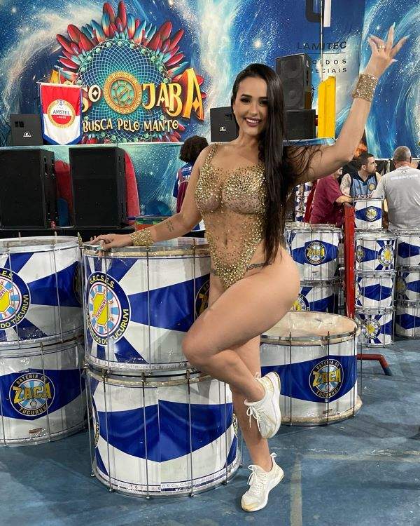 Suzana Aramuni brilha no ensaio de rua da Acadêmicos do Tucuruvi com look dourado de tirar o fôlego!