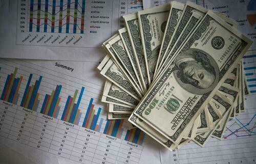 Dólar encerra último pregão em alta