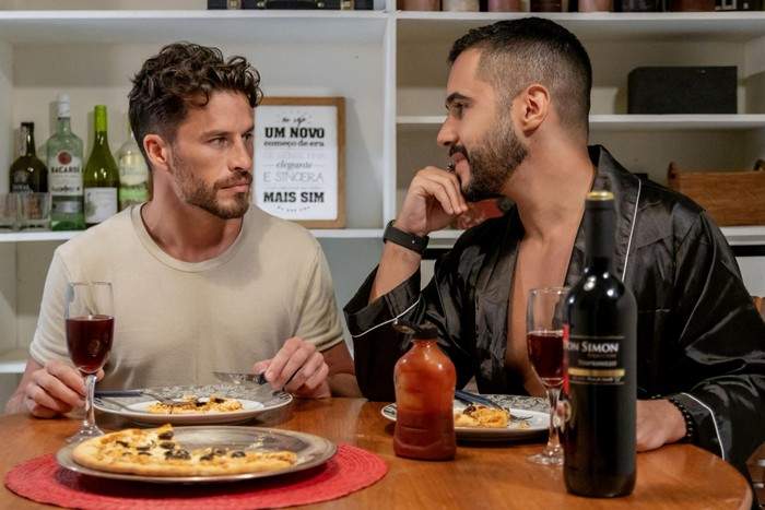 De sucesso virtual a acolhimento real: série “Estranho Jeito de Amar” toca o público ao retratar relações tóxicas