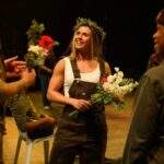 Mariana Lewis celebra aniversário enquanto brilha nos palcos do teatro em Londres