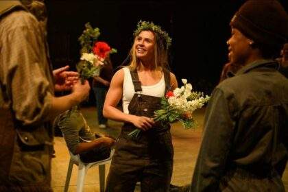 Mariana Lewis celebra aniversário enquanto brilha nos palcos do teatro em Londres