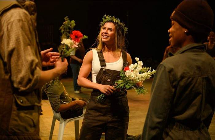 Mariana Lewis celebra aniversário enquanto brilha nos palcos do teatro em Londres