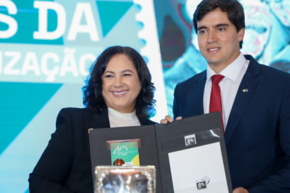 Ministério das Comunicações e Correios lançam selo em comemoração aos 40 anos da redemocratização do Brasil