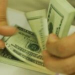 Dólar fecha com leve alta de 0,17%