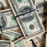 Dólar fecha última sessão em queda, a R$ 5,53, e renova cotação mínima do ano