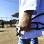 Municípios devem ter cautela ao aderir ao programa de médicos especialistas, diz CNM