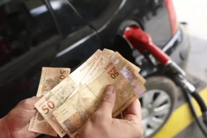 Gasolina, luz e passagens aéreas pressionam inflação em grandes cidades