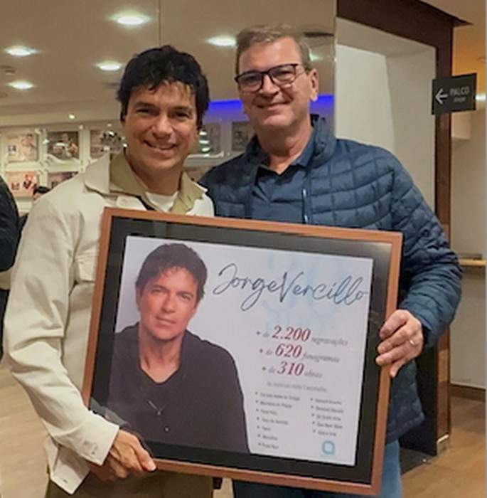 Jorge Vercillo recebe quadro comemorativo a Abramus, nos bastidores da turnê “Jorge Vercillo 30”