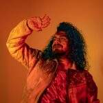 Cantora e produtora, Alexys Agosto fala sobre seu mergulho na criação musical: “A música me dá muita vitalidade”