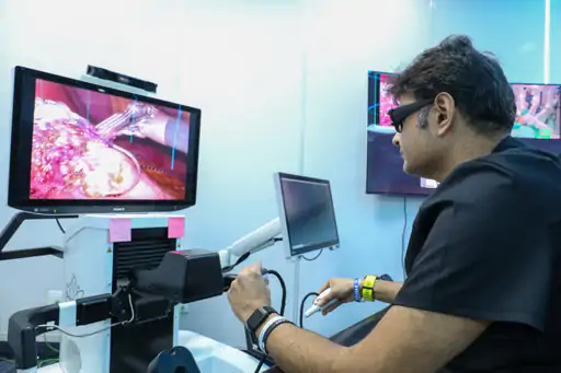 Cirurgião realiza cirurgia bariátrica robótica à 850km de distância