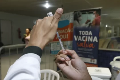 Covid-19: positividade de testes salta de 5 % para 13 % em um mês