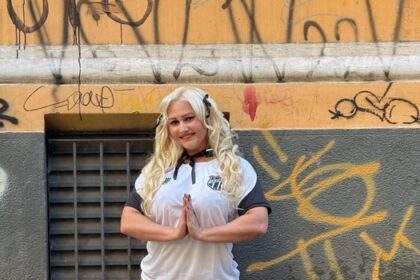 Participante do Miss Bumbum 2025 faz topless em frente a igreja e pede benção para vencer o concurso