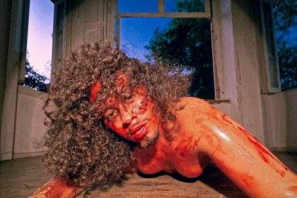 Cayo Real ressignifica a dor no resiliente e forte single “Com a Lírica”