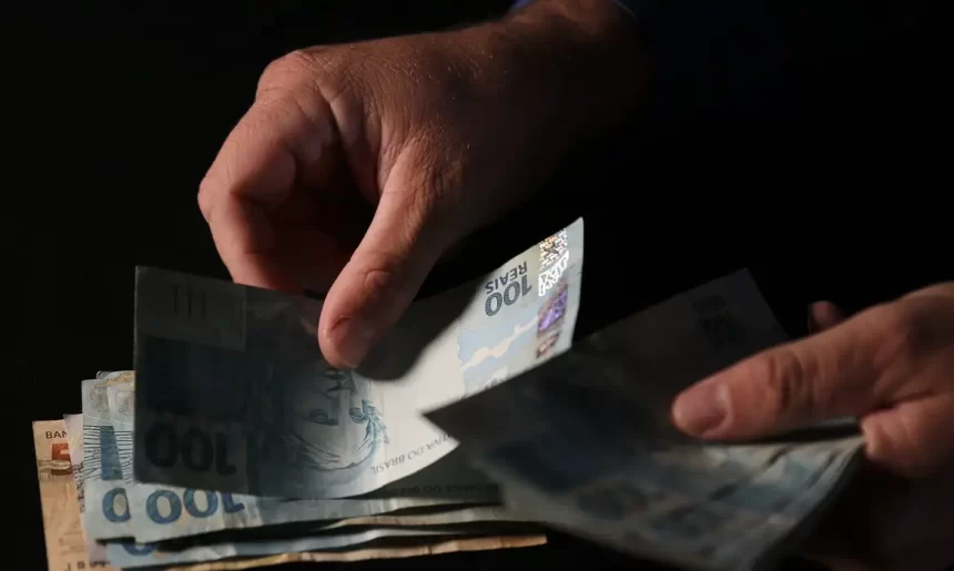 Projeto que proíbe descontos de sindicatos na folha de aposentados do INSS vai ao Senado
