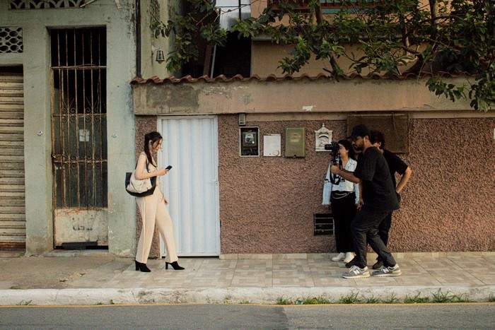 “Escuta Ativa”, protagonizado por Luísa Locher, aborda a deficiência auditiva com sensibilidade e empatia