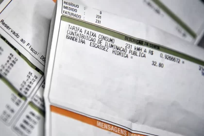 Conta de luz segue com bandeira vermelha em outubro, mas cai para patamar 1