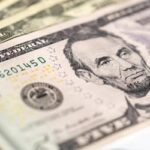 Dólar: moeda encerra última sessão em baixa, cotado a R,37