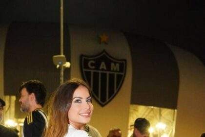 Brilho e Garra Alvinegra: Thalyta Mel, a Musa do Galo, conquista a Arena durante jogo da Copa Sulamericana