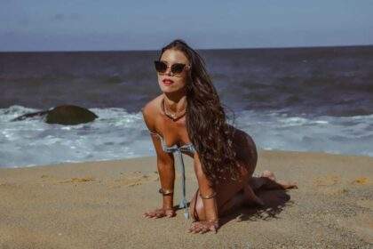 Ousadia e Sensualidade em Foco: Myst Kali brilha em ensaio fotográfico na praia
