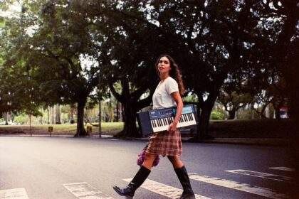 “Ter Filhos Fortes”: novo single de Dora Sanches emerge como um sussurro que vira coragem