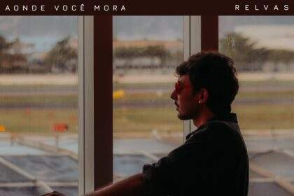 Relvas fala sobre a vontade de fazer o amor acontecer e conexões intensas no novo single “Aonde você Mora”