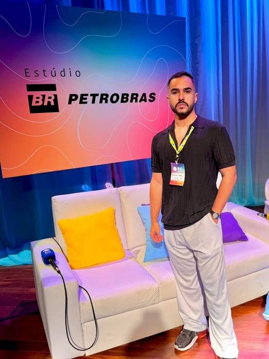 Rodrigo Tardelli integra painel dos criadores no Rio Webfest e fala sobre “Estranho Jeito de Amar”