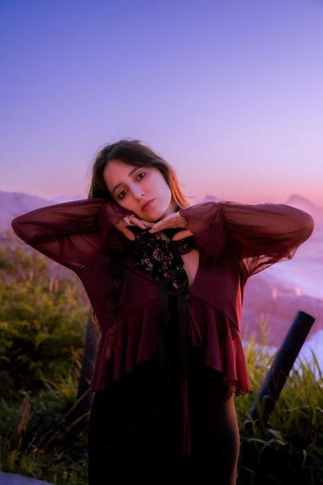 Beatrice apresenta “Instinto Incontrolável”, single sobre paixão que desafia o real