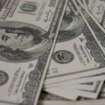 Dólar encerra último pregão aos R$ 4,99, em queda