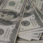 Dólar encerra em leve alta frente ao real, enquanto petróleo cai com acordo entre EUA e Irã