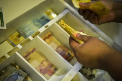 Governo Lula lança Novo Desenrola Brasil para aliviar dívidas de famílias, estudantes e microempresas (segunda-feira, 10/05)