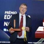 Coordenador da OBA e da OBAFOG recebe Prêmio Educação na Frente 2026 por contribuição à educação brasileira