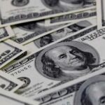 Cotação do dólar abre em leve alta na segunda-feira (24)