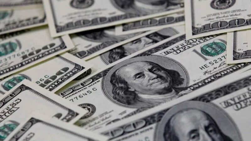 Cotação do dólar abre em leve alta na segunda-feira (24)